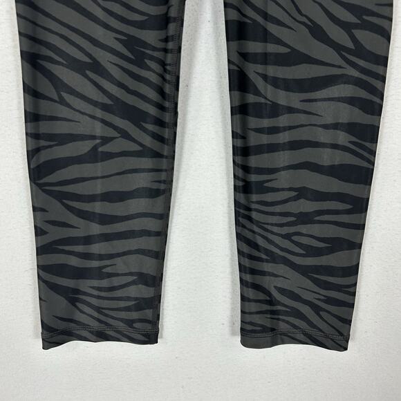 Old Navy NEW Active Powersoft Capri Leggings Women's Medium Gray Zebra Print NWT - Picture 4 of 16